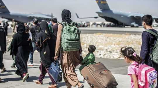 Zástup ľudí čakajúcich na evakuáciu z kábulského letiska v Afganistane.