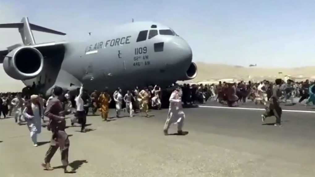 Z Afganistanu odletelo už okolo 8 000 ľudí, evakuačné lety pokračujú