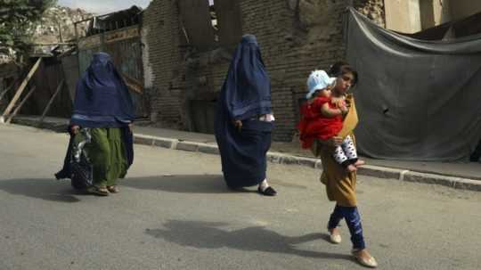 afganské ženy a deti kráčajú po ulici v Kábule