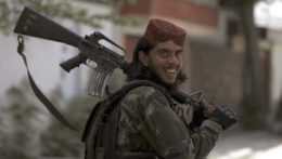 bojovník Talibanu s puškou v Afganistane