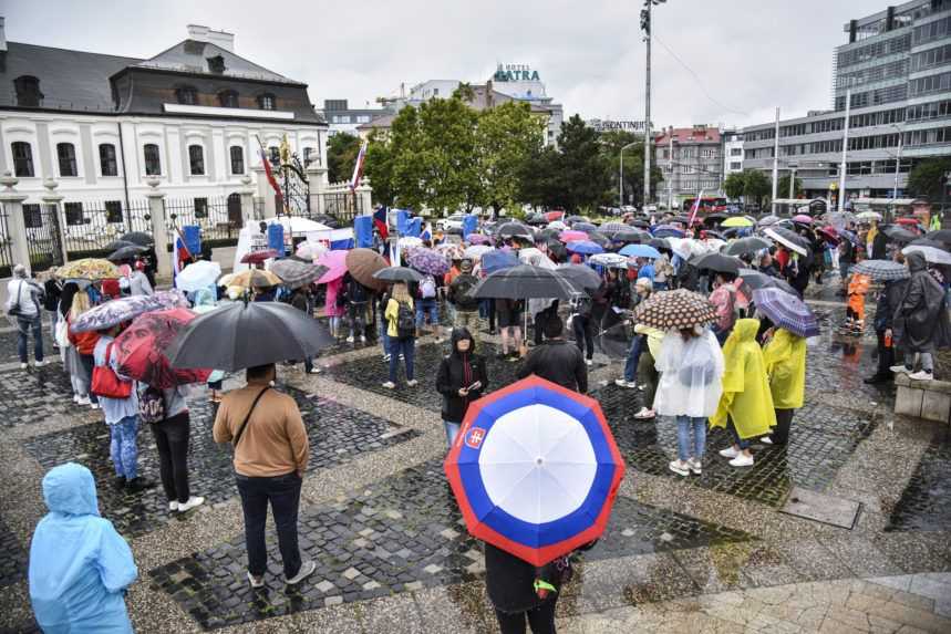 V Bratislave sú opäť protesty. Polícia zasiahla proti blokáde