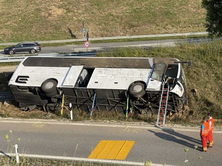 Pri nehode českého autobusu sú 4 cestujúci ťažko zranení