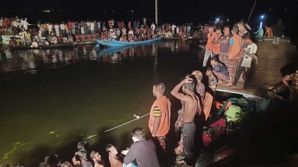 Pri zrážke lodí na východe Bangladéša zomrelo najmenej 21 osôb