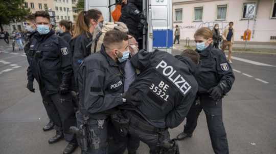 berlínska polícia zatýka demonštranta