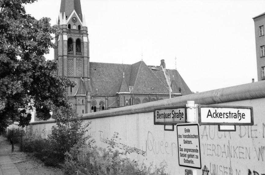 Kostol na Bernauerskej ulici na hranici medzi Západným a Východným Berlínom v roku 1978.