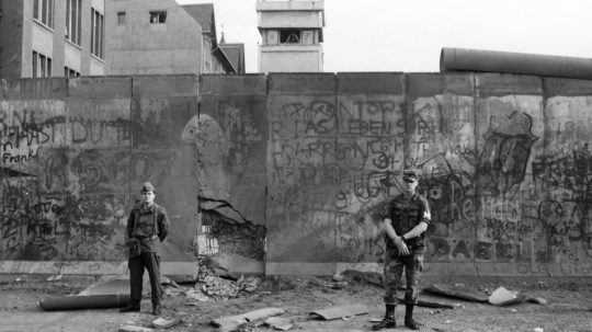 Vojaci strážiaci Berlínsky múr