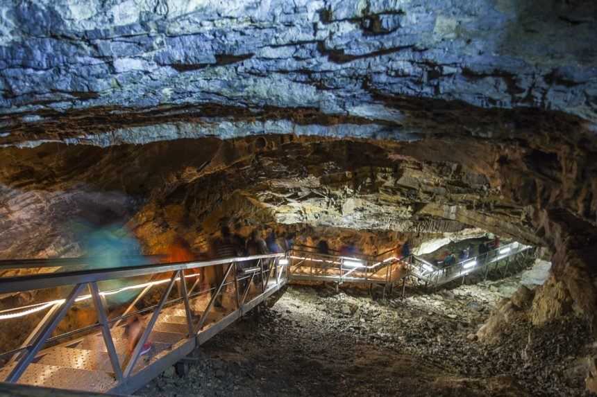 Do Demänovskej jaskyne slobody sa po roku vrátili turisti. Výzdobu si môžu pozrieť v novom svetle