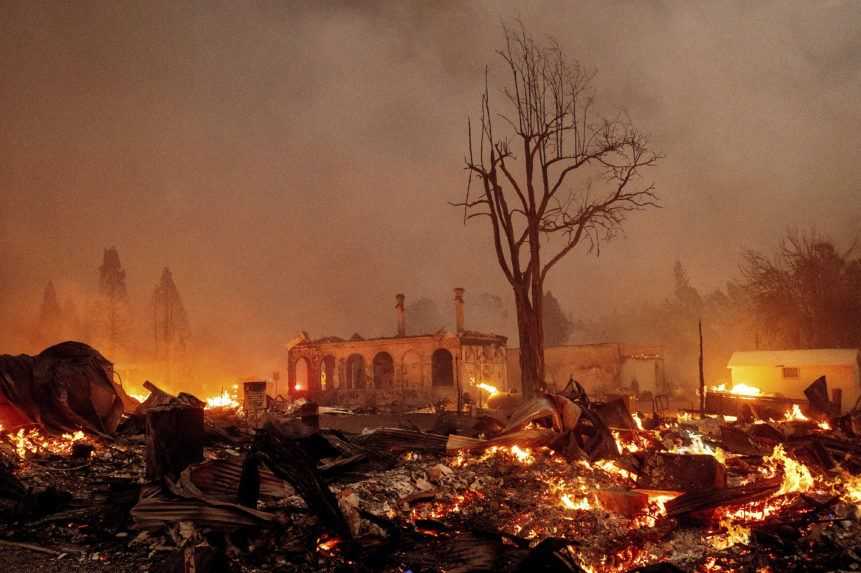 Veľkú časť kalifornskej obce takmer úplne zničil mohutný požiar Dixie Fire