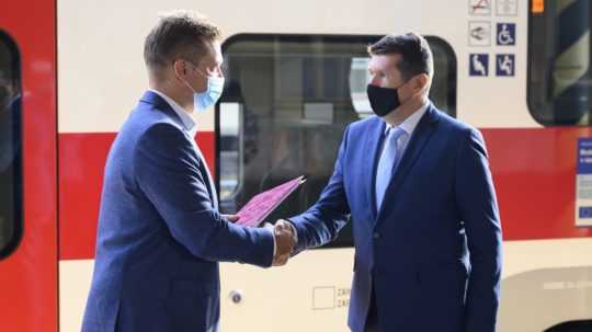 Minister dopravy a generálny riaditeľ ZSSK si podávajú ruky po podpise zmluvy.