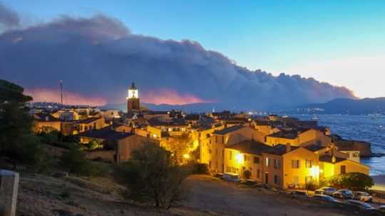 Na juhu Francúzska vypukol lesný požiar, ľudí evakuovali