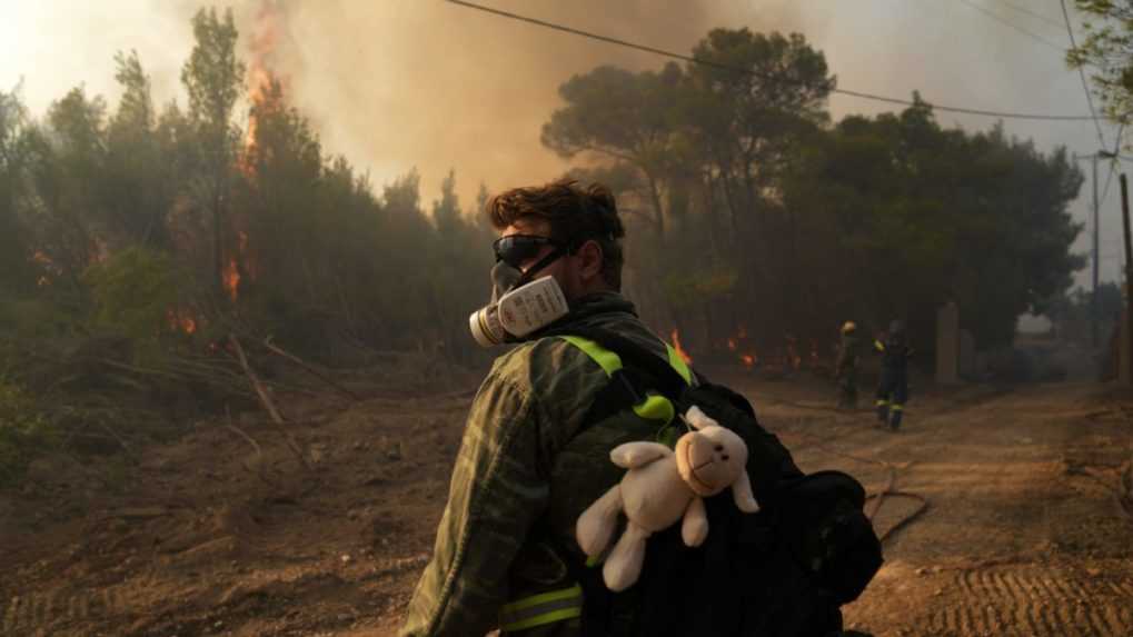 Grécko stále bojuje s lesnými požiarmi neďaleko Atén