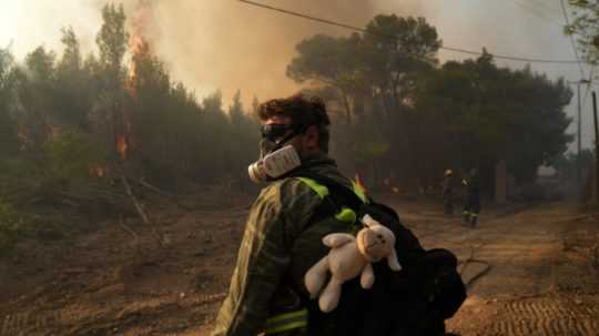 Na snímke dobrovoľník pri hasení požiaru v Grécku.