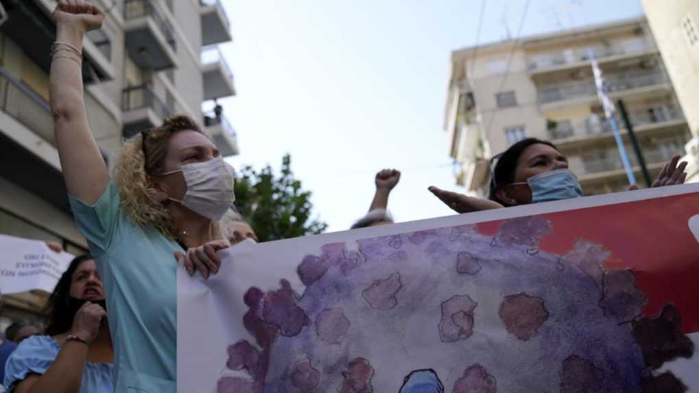 Grécki zdravotníci protestujú proti povinnému očkovaniu