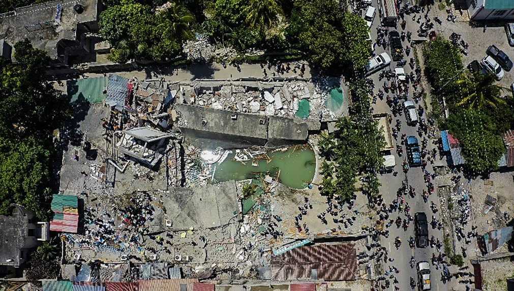 Zničené domy po zemetrasení na Haiti.