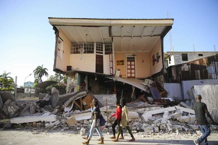 Zničené domy po zemetrasení na Haiti.