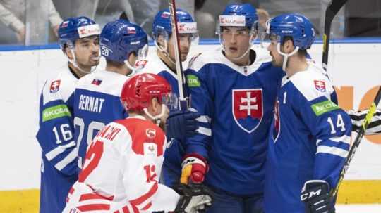 Slovenskí hokejisti sa tešia z gólu.