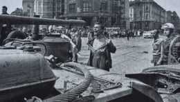 muž stojaci pred tankom - vpád vojsk Varšavskej zmluvy do Československa