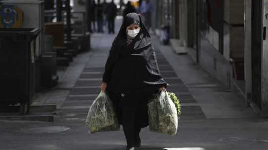 Žena s hidžábom na ulici v Teheráne.