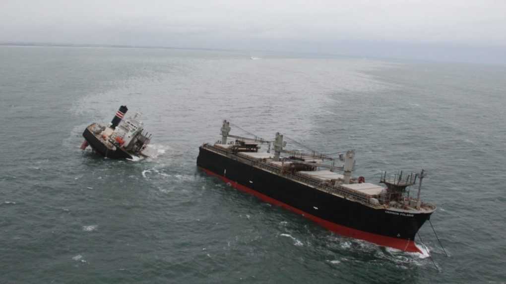 Pri pobreží Japonska sa rozlomila nákladná loď, do mora uniká ropa
