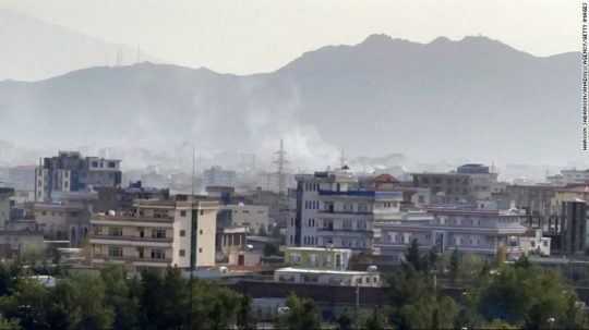 Dym po výbuchu v Kábule