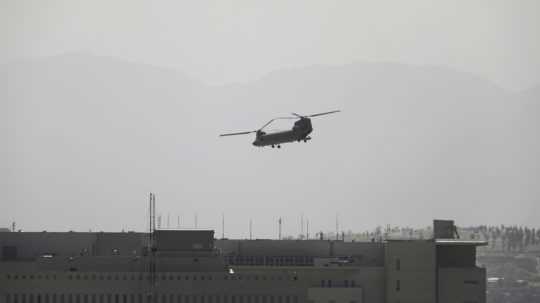 Americký vrtuľník nad veľvyslanectvom USA v Kábule.