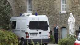 Muža, ktorý francúzskej polícii oznámil, že zabil kňaza, hospitalizovali na psychiatrii