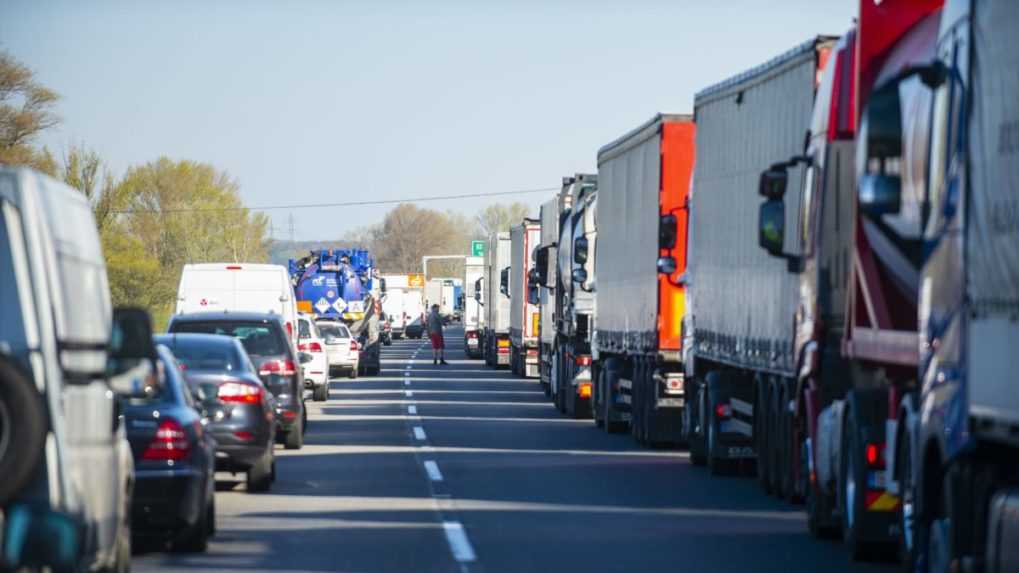 Slovenskí dopravcovia v noci zablokujú diaľnicu D2 na hranici s Českom