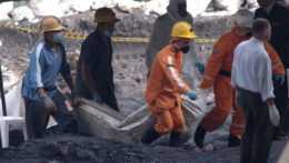 záchranári odpratávajú telá obetí výbuchu v bani