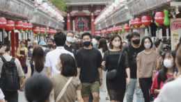 Ľudia s rúškami v Tokiu.