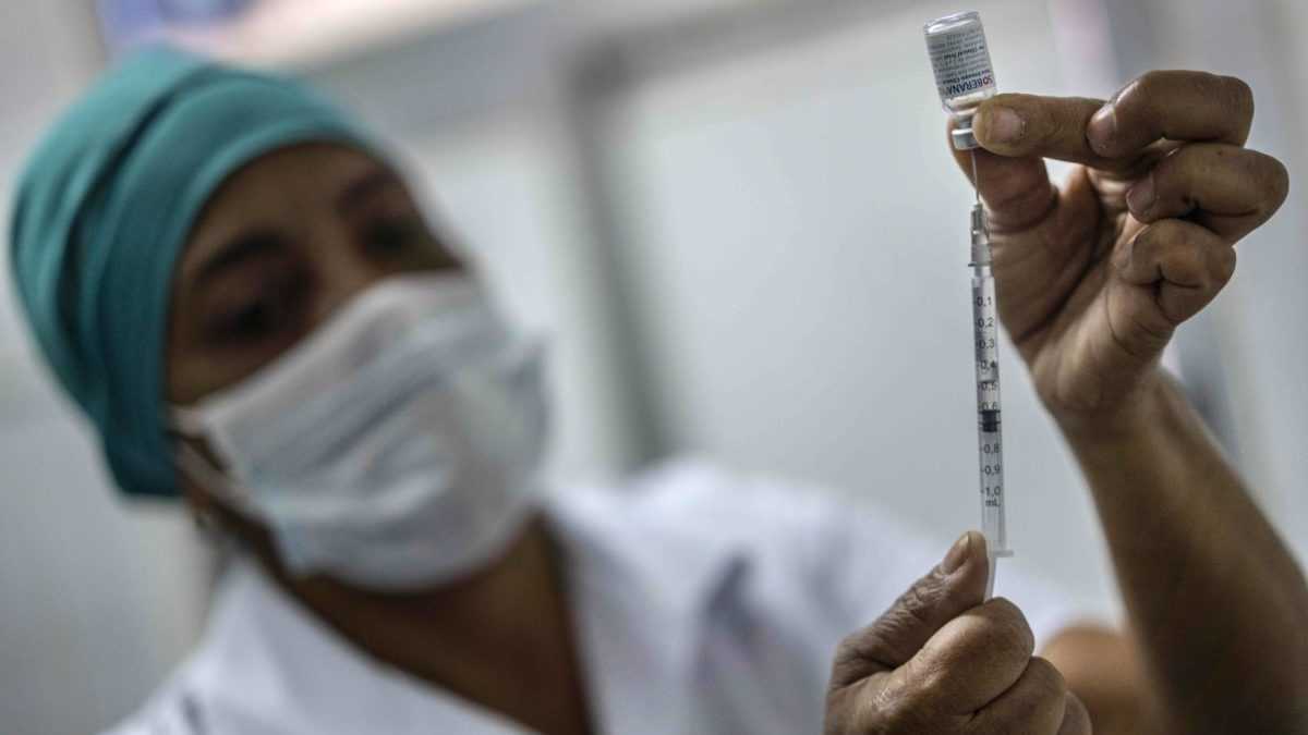 zdravotná sestra naťahuje z ampulky kubánsku vakcínu Soberana 2 proti ochoreniu COVID-19
