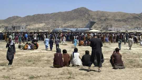 Ľudia sa zhromažďujú na letisku v Kábule.