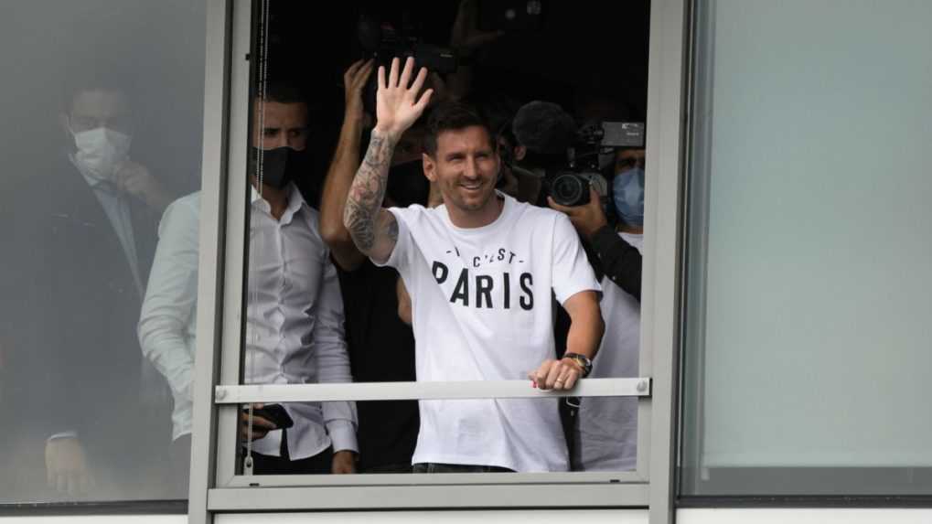 Messi čoskoro podpíše zmluvu  s PSG. Na letisku ho čakali stovky fanúšikov