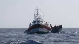 Loď s migrantmi
