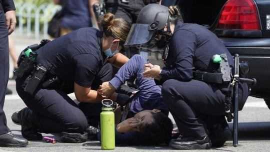 Na proteste proti opatreniam v Los Angeles pobodali muža