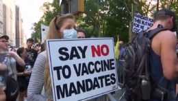 ľudia protestujúci proti povinnému očkovaniu v New Yorku