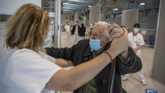 Starý pán v očkovacom centre v Madride.