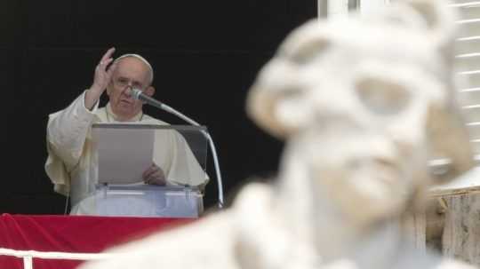 Pápež Frantiišek žehná veriacim z okna.