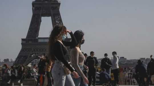 Ľudia pred Eiffelovou vežou.