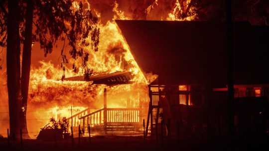 lesný požiar zachvátil dom