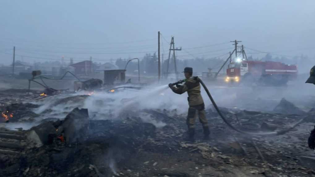 Rusko trápia požiare a záplavy. Oheň smeruje k jadrovému výskumnému centru