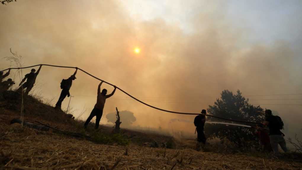 Rozsiahly lesný požiar ohrozuje obyvateľov juhovýchodne od Atén