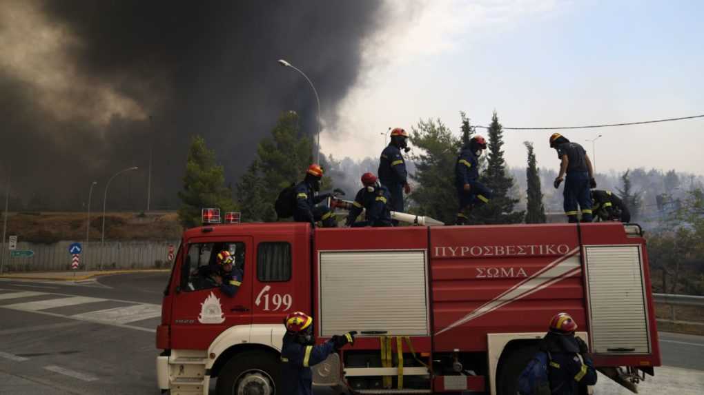 Požiare v Grécku: Náš koniec sa blíži, znie z ostrova Eubója. V Aténach sa situácia zlepšuje