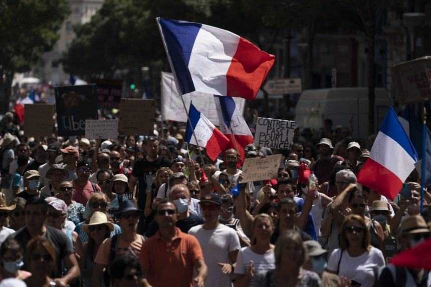 Tisíce ľudí vo Francúzsku protestovali proti schváleným covidovým pasom