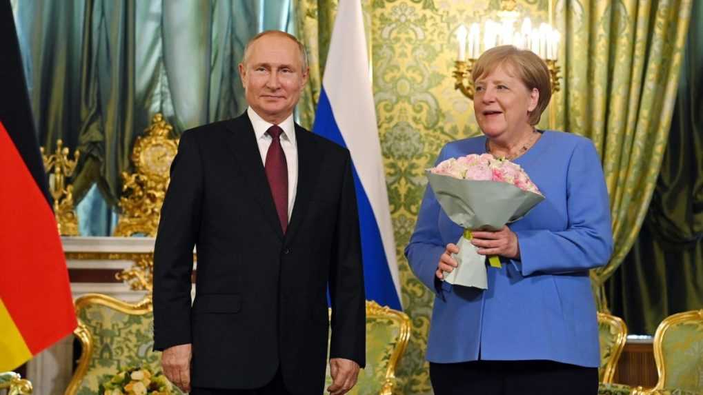 Putin poďakoval Merkelovej za spoluprácu a zagratuloval Scholzovi