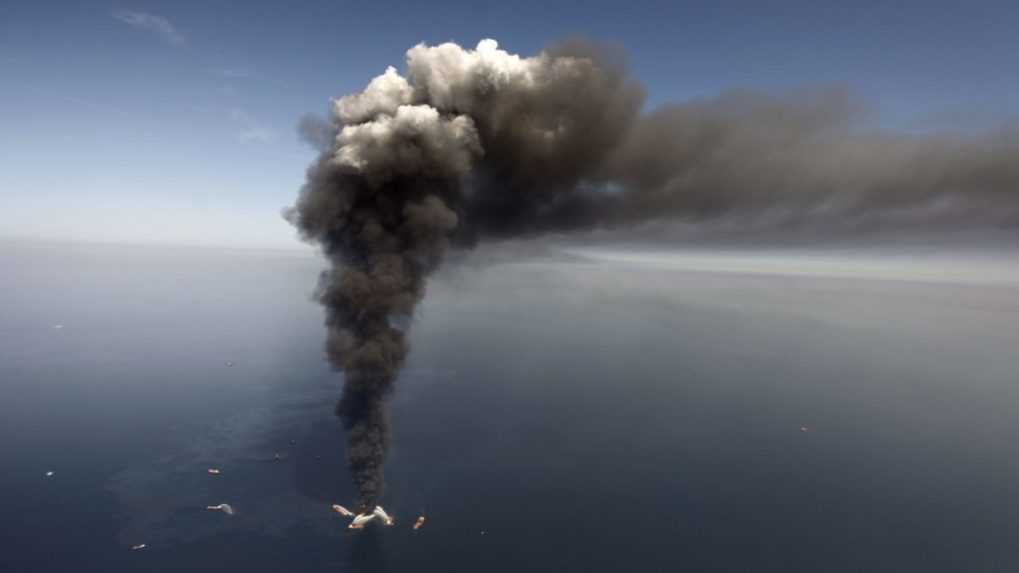 Najmenej päť obetí si vyžiadal požiar na ropnej plošine v Mexickom zálive