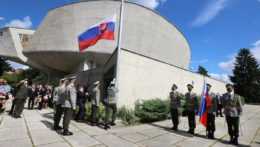 vojaci vztýčujú slovenskú vlajku