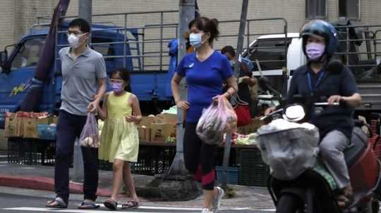 Ľudia s ochrannými rúškami v Tchaj-peji.