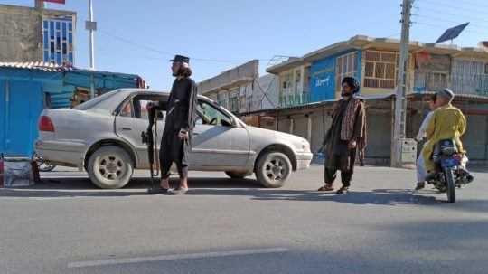 Bojovníci Talibanu v uliciach mesta Faráh.