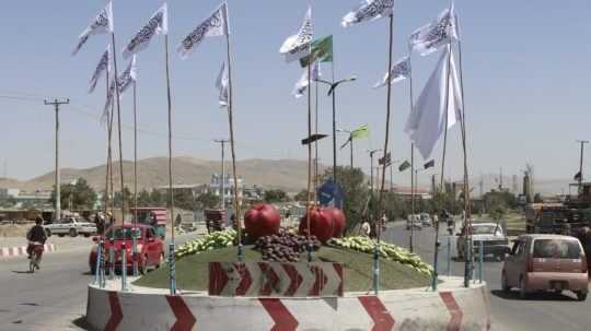 Na snímke vlajky Talibanu vejú na námestí afganskej provinčnej metropoly Ghazní