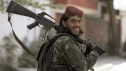 Bojovník Talibanu na hliadke v Kábule.